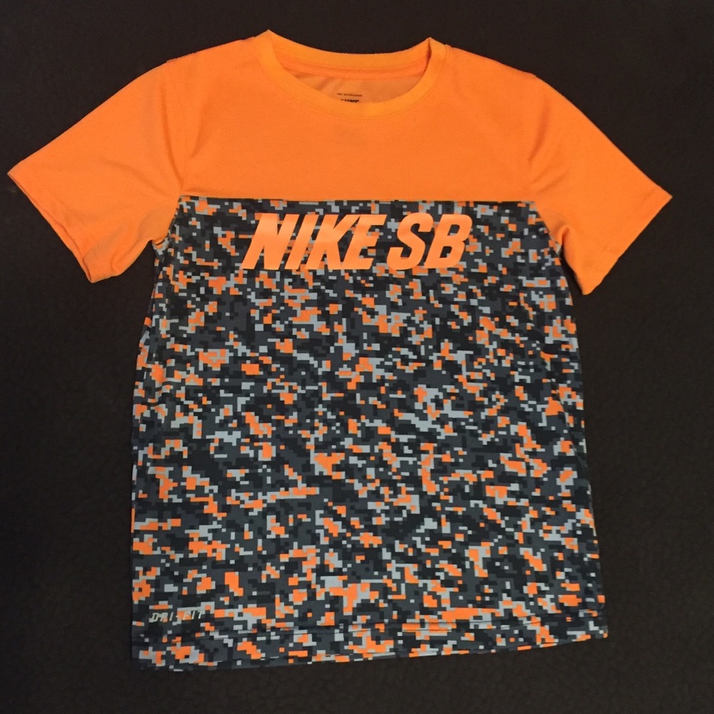 Boys Nike SB Dri-Fit medium T-shirt